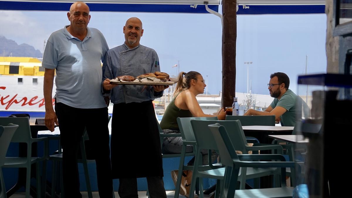 El empresario Argelio Medina y el chef Jacinto Luelmo, con un viaje de pescado en la bandeja en el patio del restaurante Las Nasas.