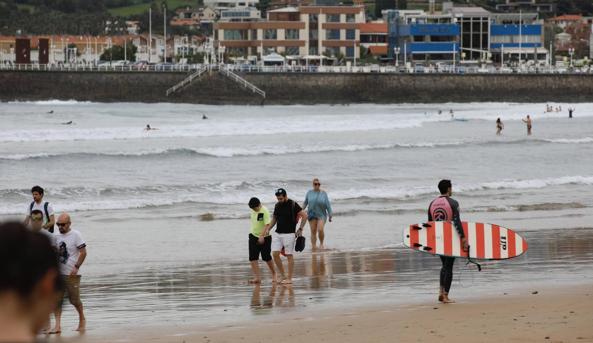 Gijón disfruta del calor primaveral (en imágenes)