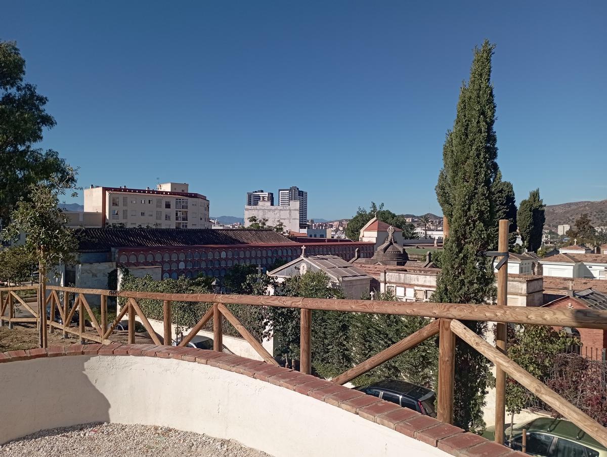 La Torres de Martiricos irrumpen también desde el mirador.