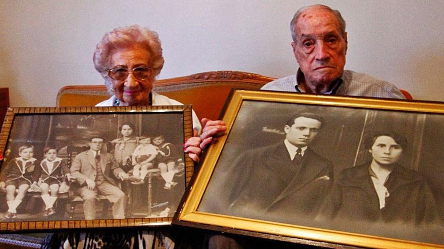 Pilar Merino y Amable García, con los retratos de sus familiares. | L. O. Z.