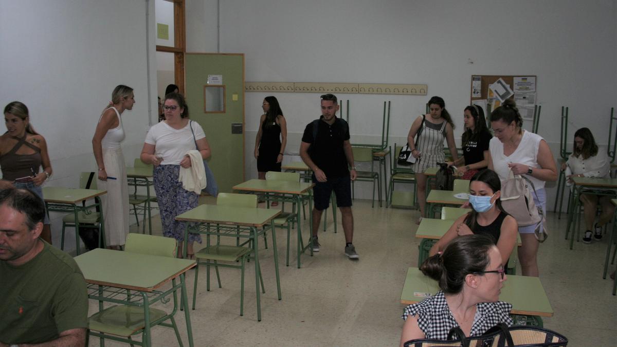 Llegada de los opositores a las aulas del instituto de educación secundaria José Ibáñez Martín a primera hora de este sábado.