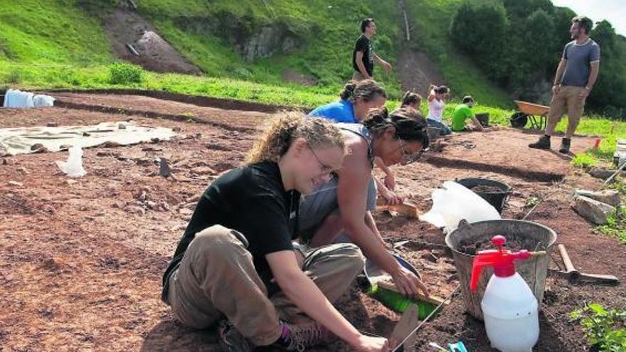 Trabajos de excavación en el Peñón de Raíces el pasado verano.