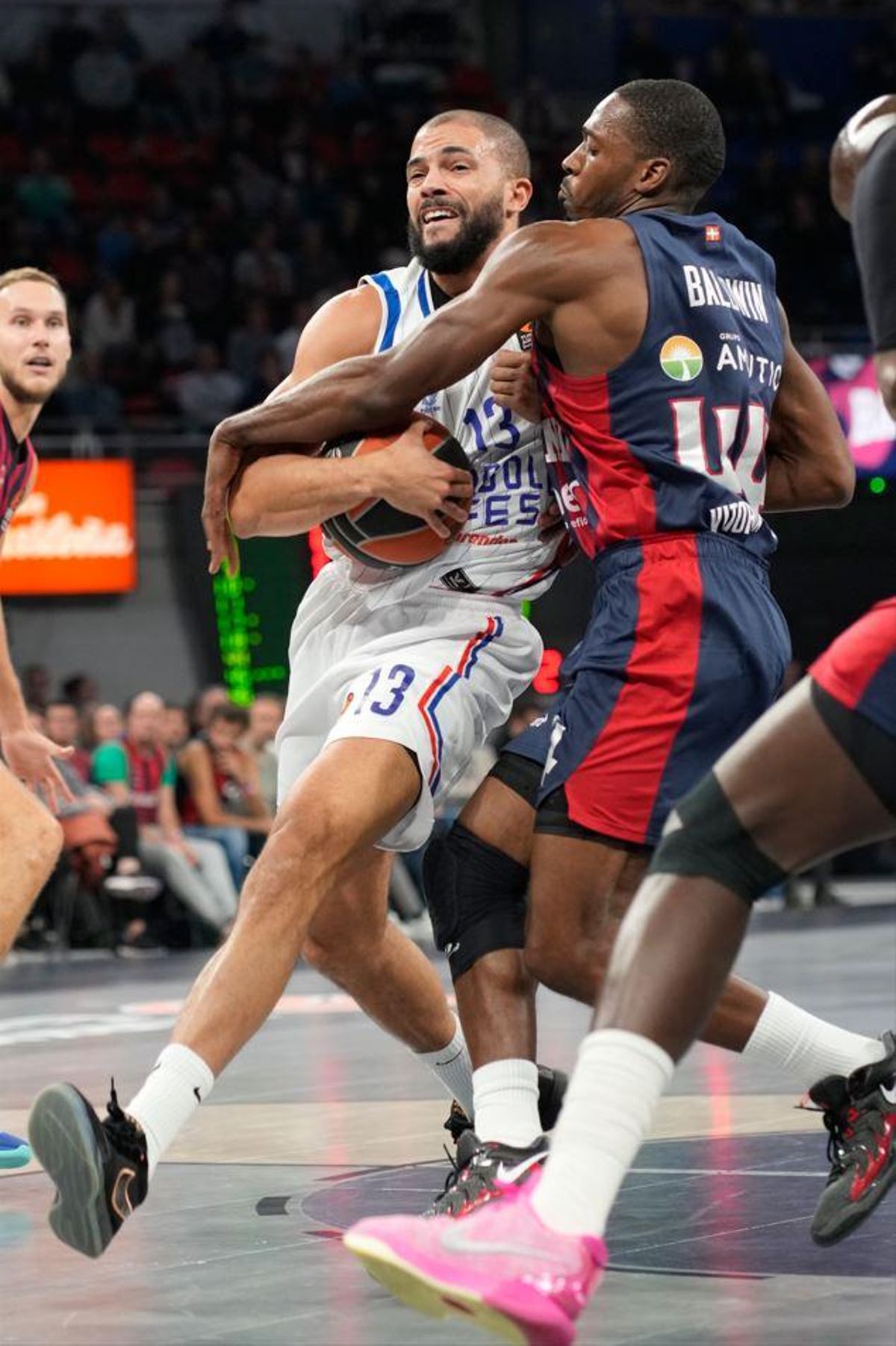 Darius Thompson, con el Anadolu Efes en un partido ante su exequipo, el Baskonia