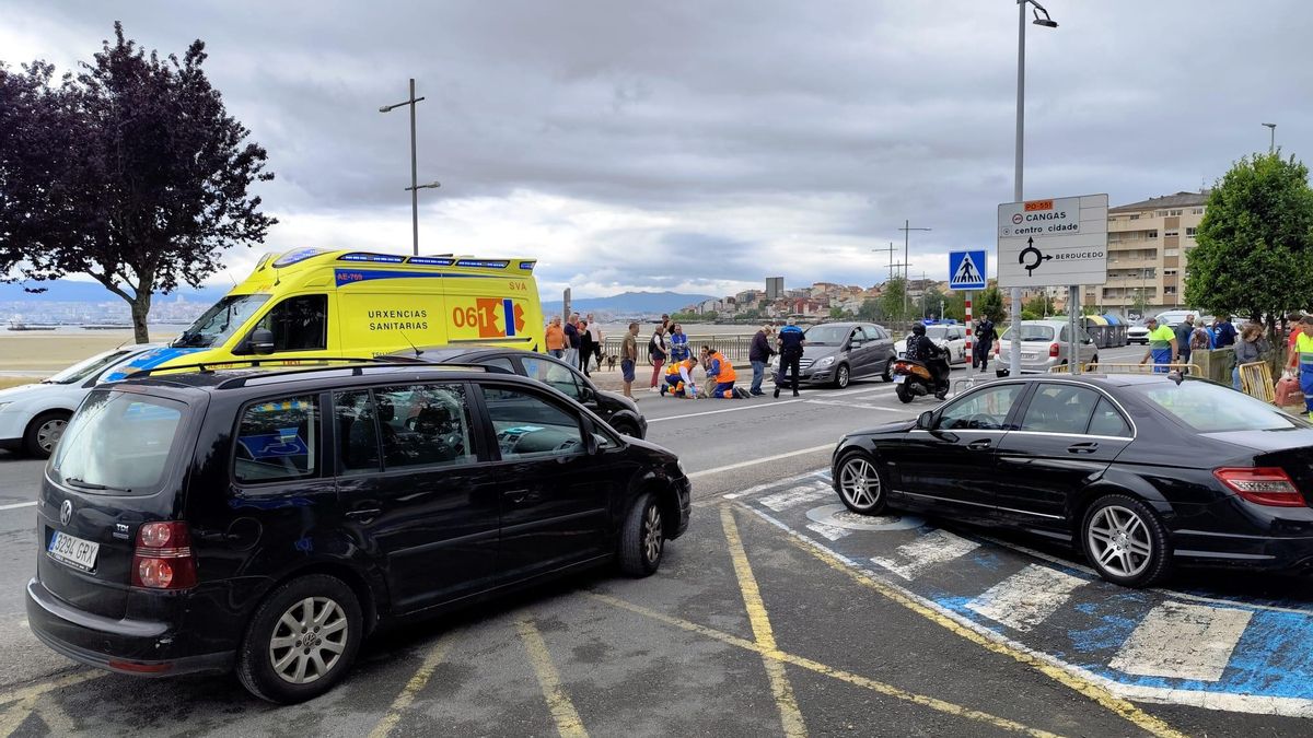 Efectivos de emergencias atienden a la mujer en el paso de peatones de A Xunqueira.