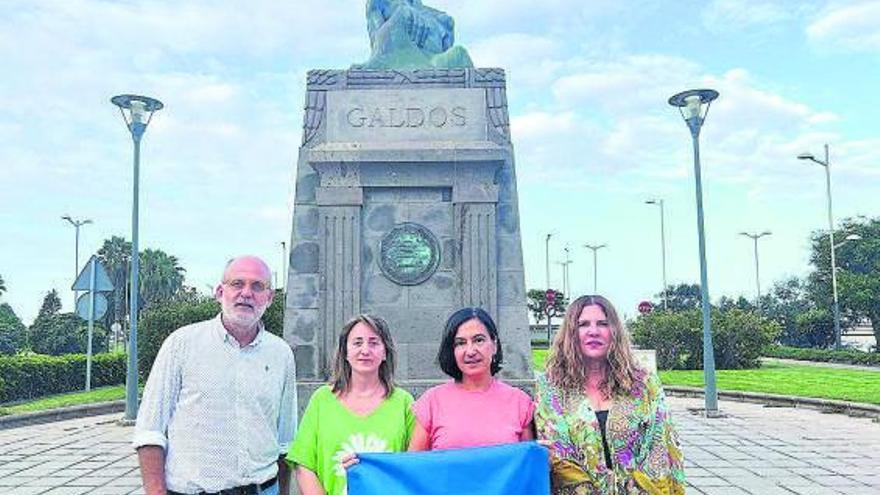 La productora Marta de Santa Ana y el director Luis Roca, con Dolores Fernández y Tetyana Kolbayenkova. | | E.D.