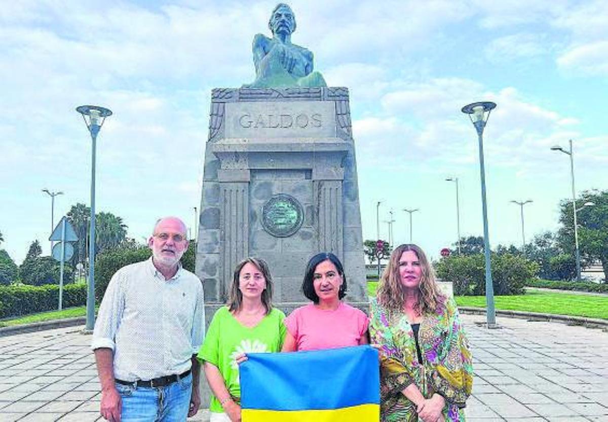 La productora Marta de Santa Ana y el director Luis Roca, con Dolores Fernández y Tetyana Kolbayenkova. | | E.D.