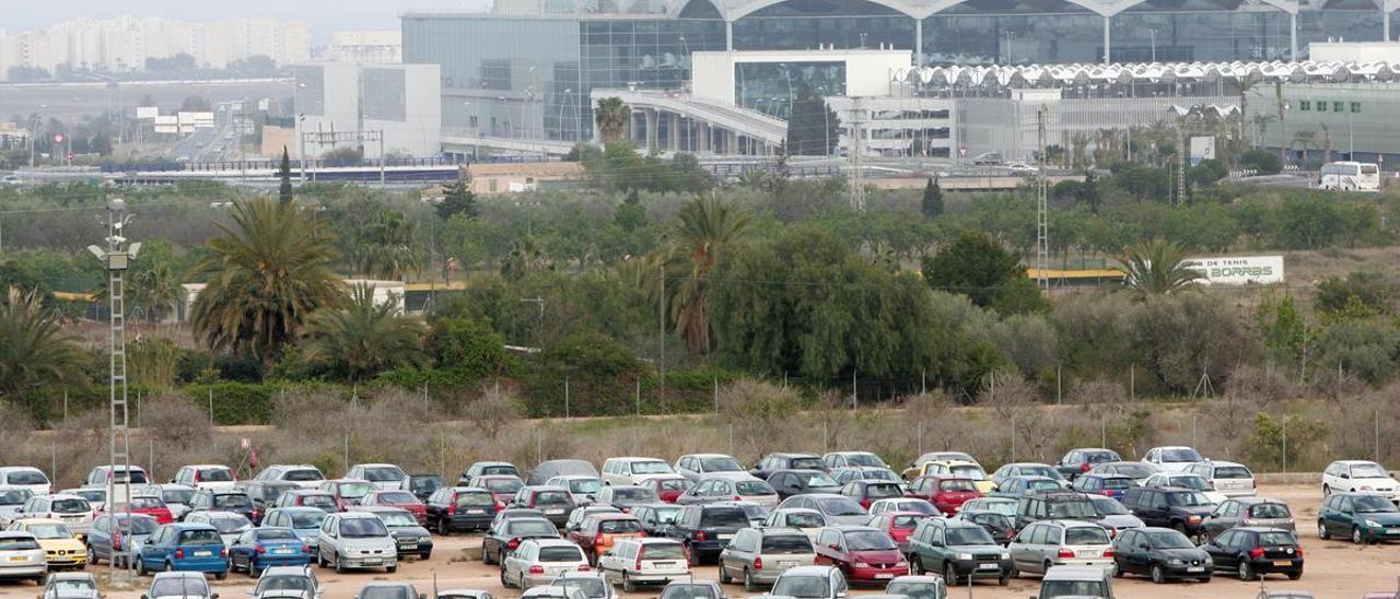 Vehículos para el alquiler en las inmediaciones del aeropuerto.