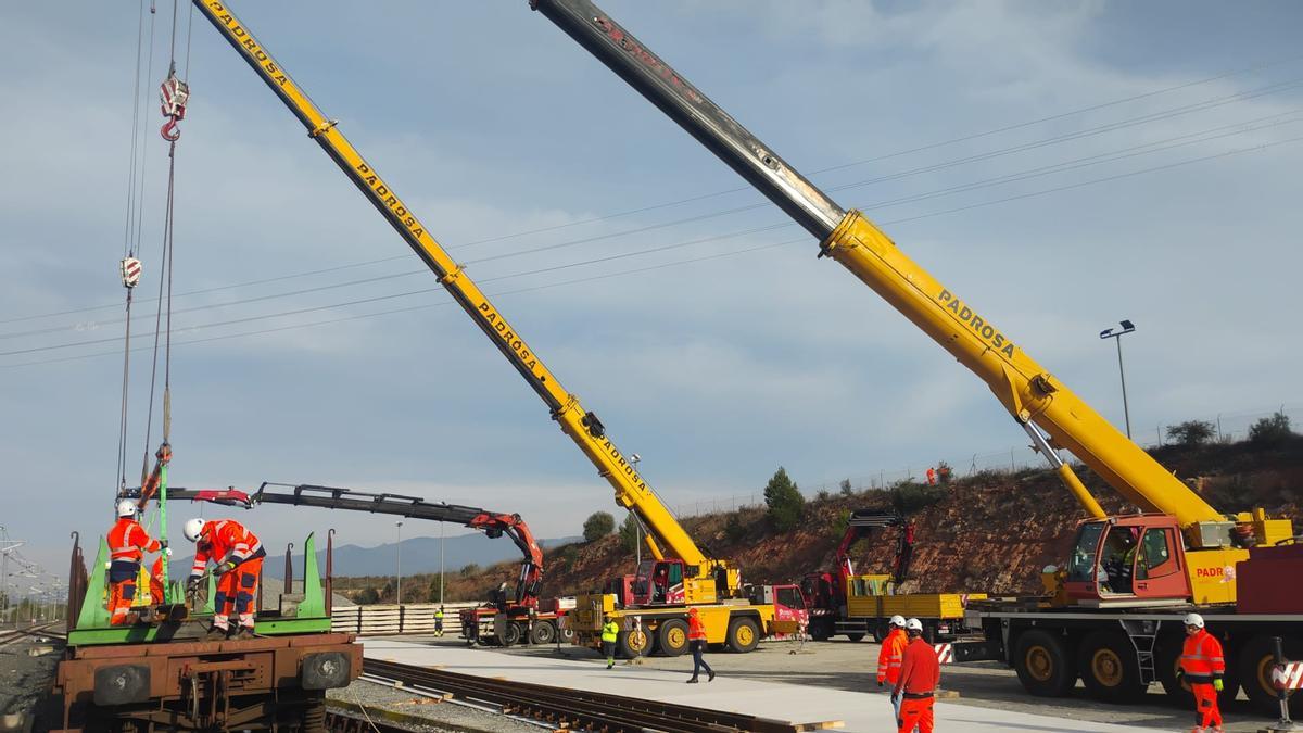 Un dels serveis que ofereix l'empresa empordanesa és el de les grues de petit i gran tonatge.