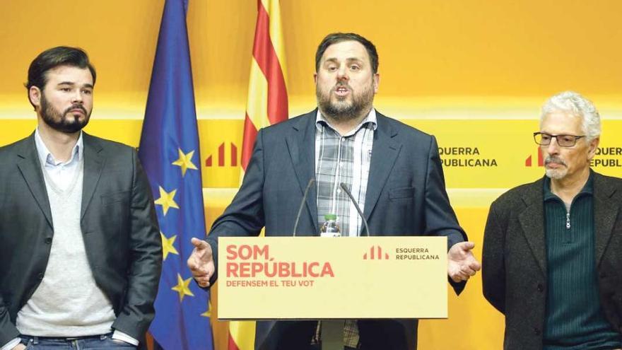 El presidente de ERC, Oriol Junqueras, comparece ante la prensa en Barcelona, ayer.