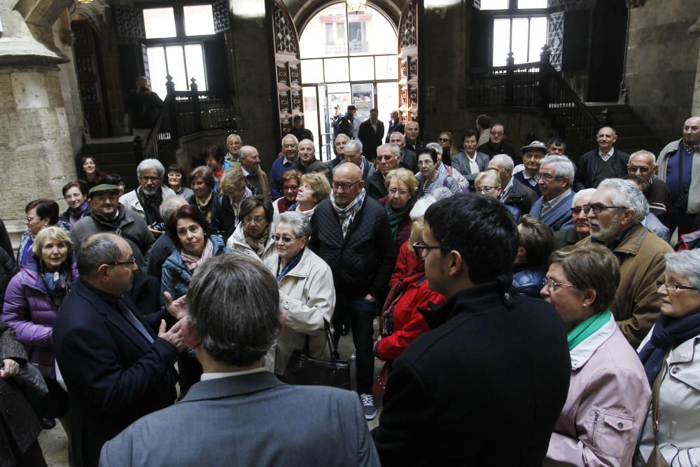 Vecinos de Morella, de visita en el Palau de la Generalitat