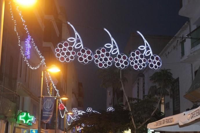 Las primeras luces de Navidad iluminan Arrecife