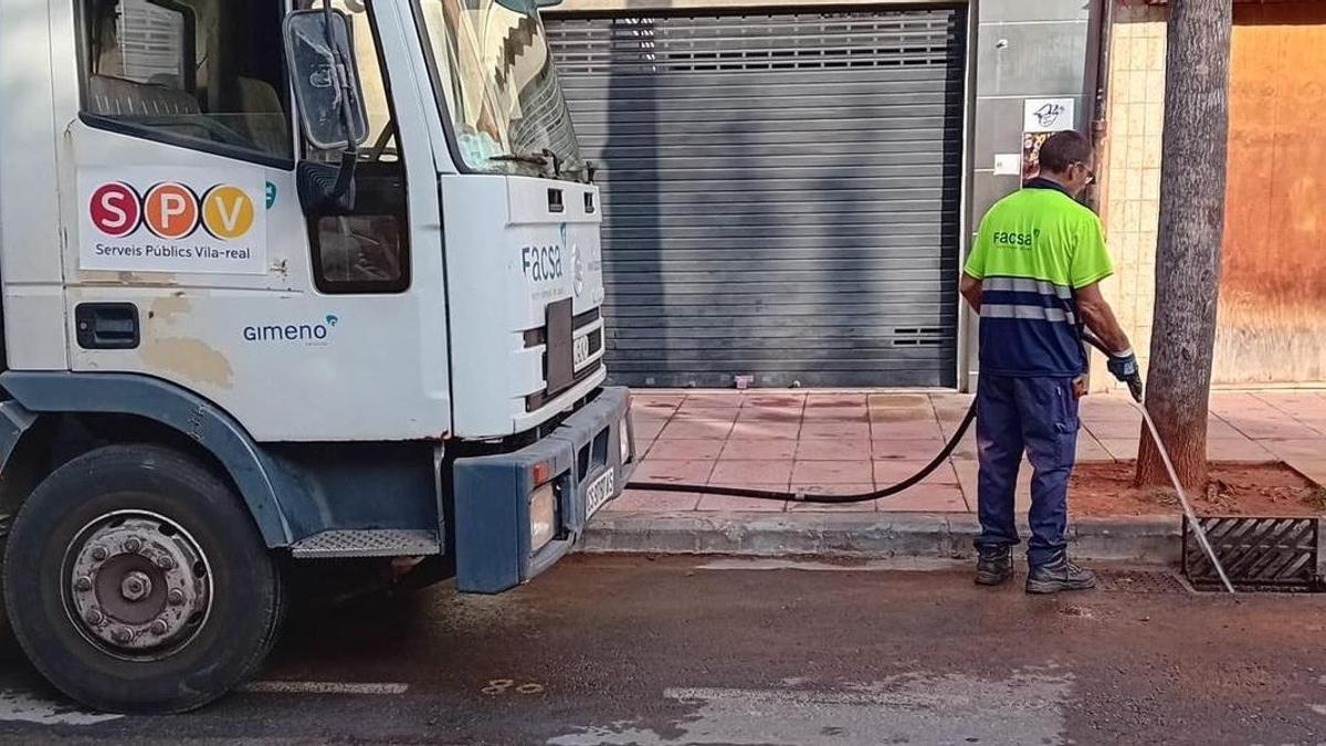 Un operario lleva a cabo la limpieza de imbornales en una de las calles del centro de Vila-real.