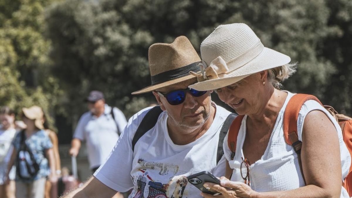 Una parella de jubilats de visita turística per Barcelona