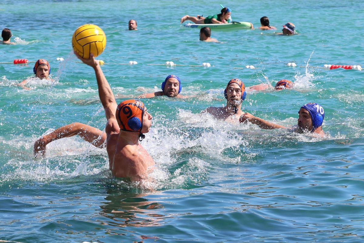 Imágenes de la jornada de fase de grupos del Beach Polo Sant Josep celebrado en Port des Torrent