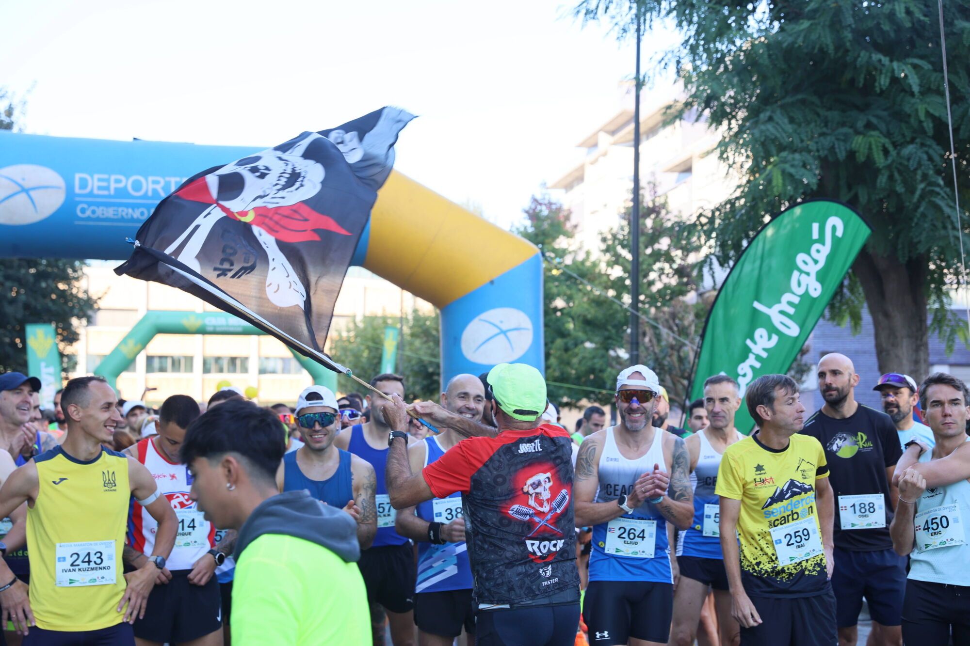 Marco García y Lola Pérez reinan en una media maratón “de récord” en Oviedo
