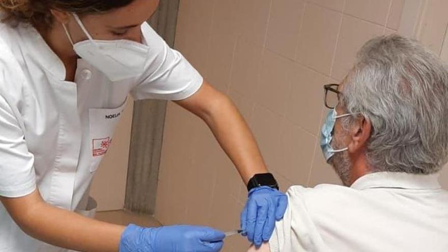 Una professional sanitària injecta el vaccí a una persona al Centre Sanitari del Solsonès