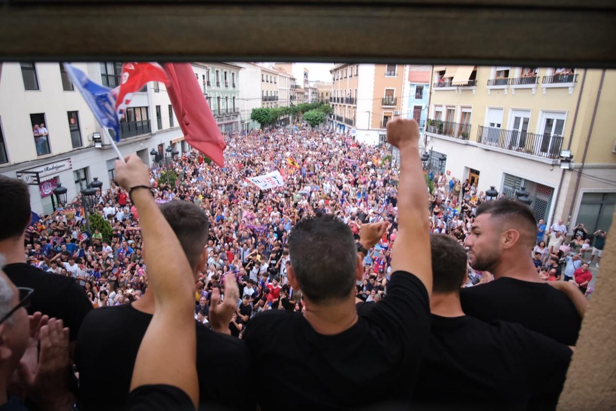 El equipo festejando la proeza ante miles de aficionados desde el balcón del Ayuntamiento de Elda.