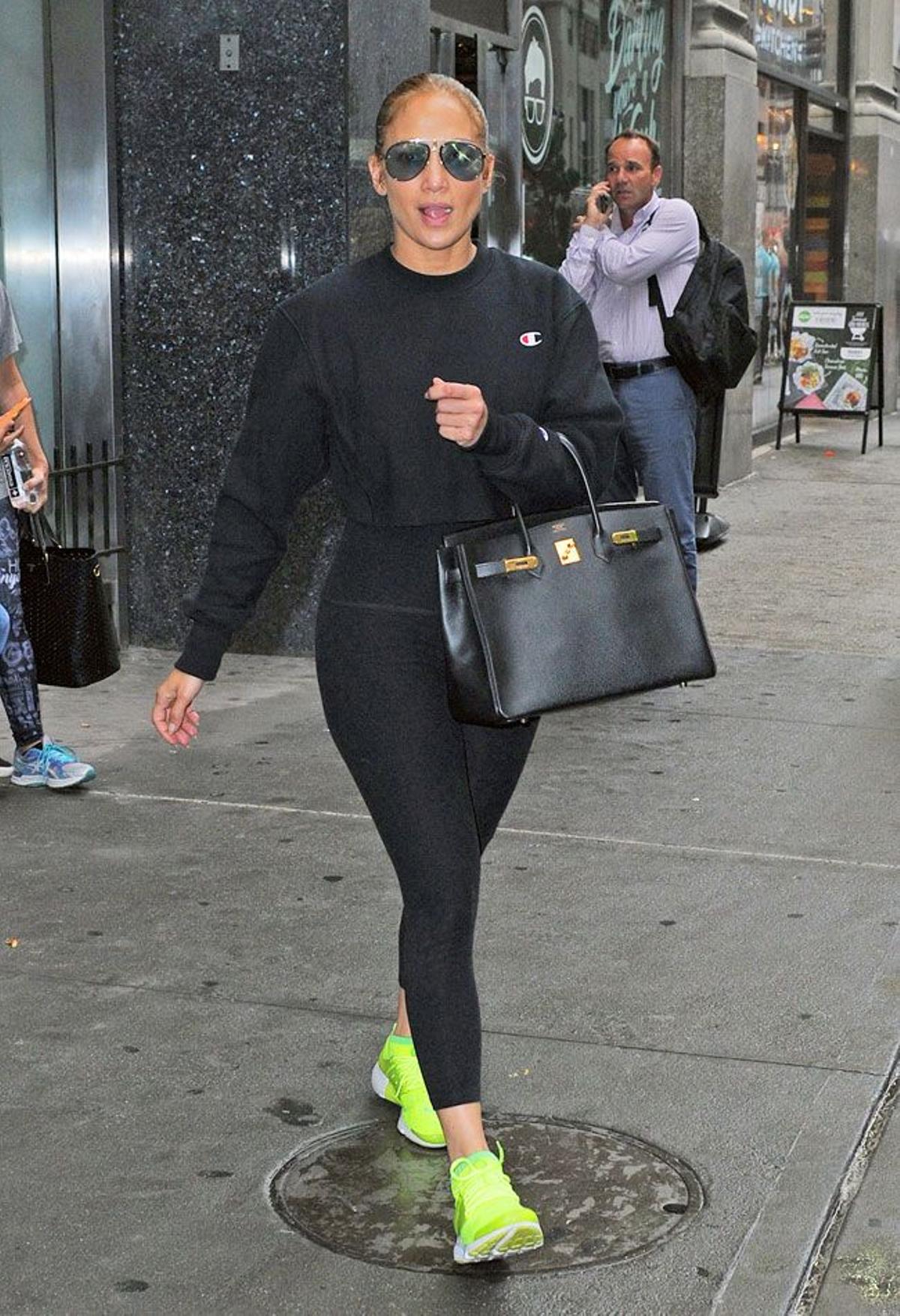 Total look negro con un toque fluor de Jennifer Lopez