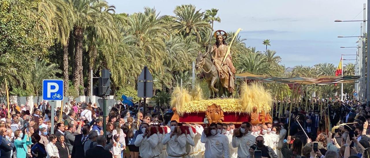 El Paseo de la Estación de Elche, abarrotado, el Domingo de Ramos