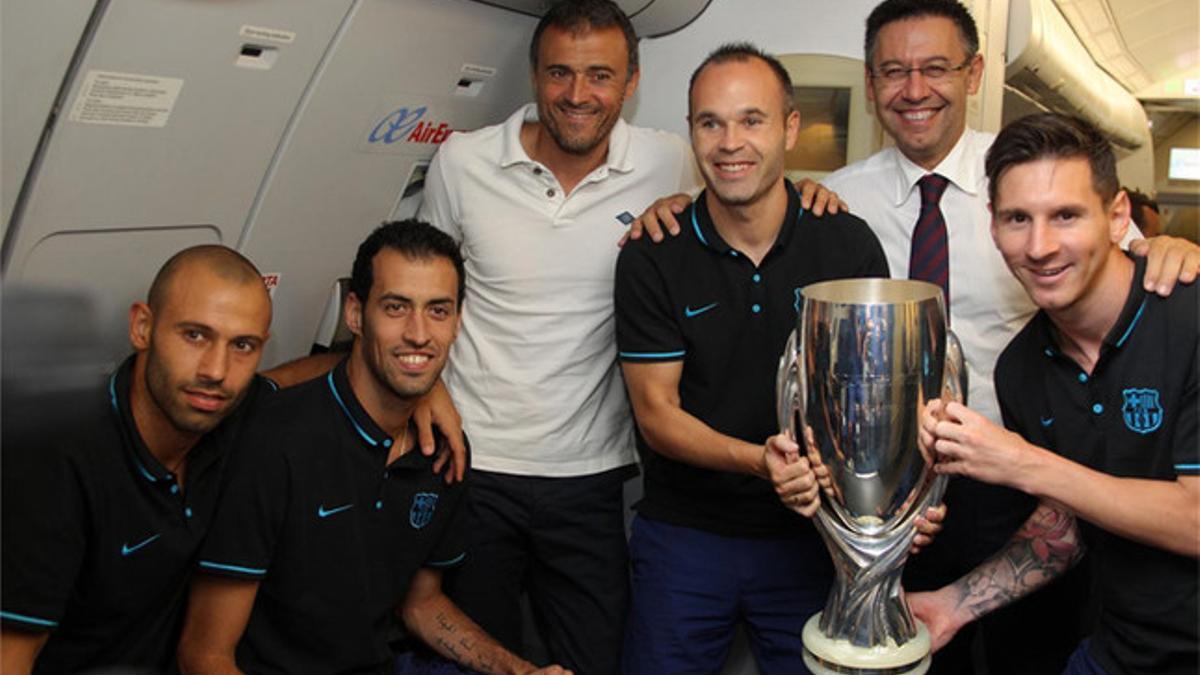Los capitanes del Barça, Luis Enrique y Bartomeu se hicieron una foto dentro del avión con la Supercopa de Europa