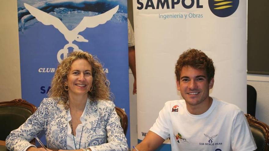Joan Lluis Pons en el momento de la firma junto a Carmen Sampol.