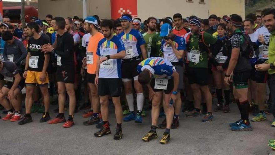 Los participantes en la carrera esperan el momento de la salida en la plaça de l&#039;Ajuntament de Puigpunyent.