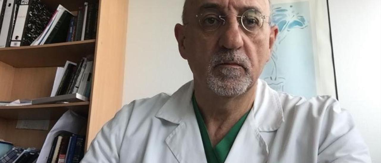 El doctor Carlos Martín, jefe del Servicio de Otorrinolaringología del CHUS