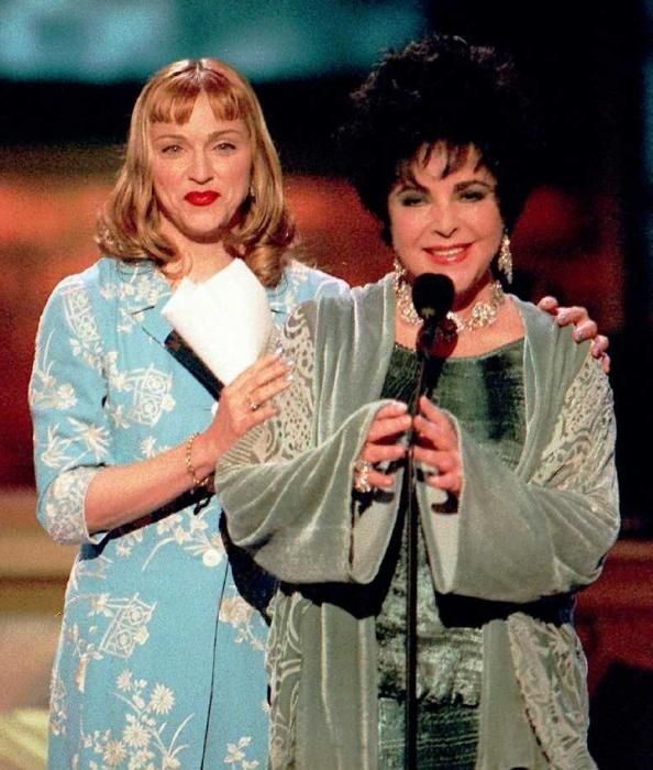 Elizabeth Taylor junto a Madonna durante una celebración de cumpleaños de Taylor, que cumple 65.(1997)