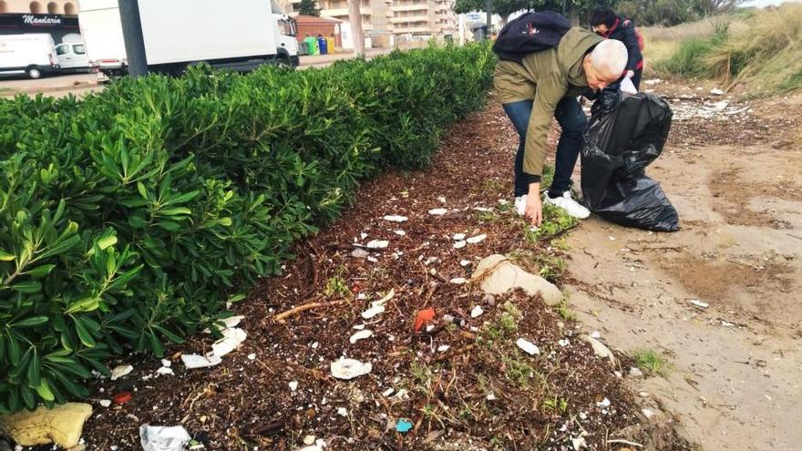 Voluntarios se lanza a las playas de Dénia a retirar la basura escupida por Gloria