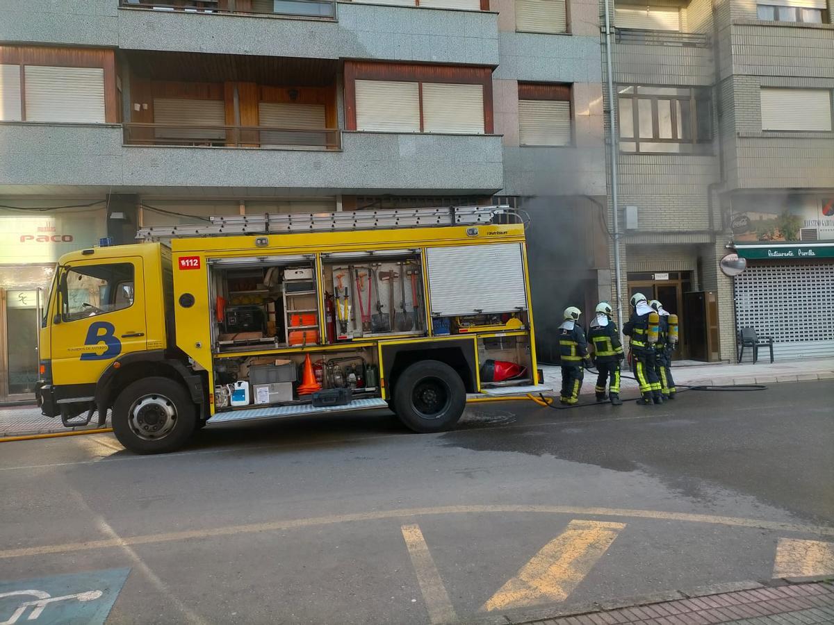 Bomberos junto a la cochera afectada.