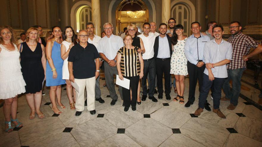 Joan Ribó y Colsol Castillo, con los nuevos alcaldes pedáneos en el Salón de Cristal del ayuntamiento.