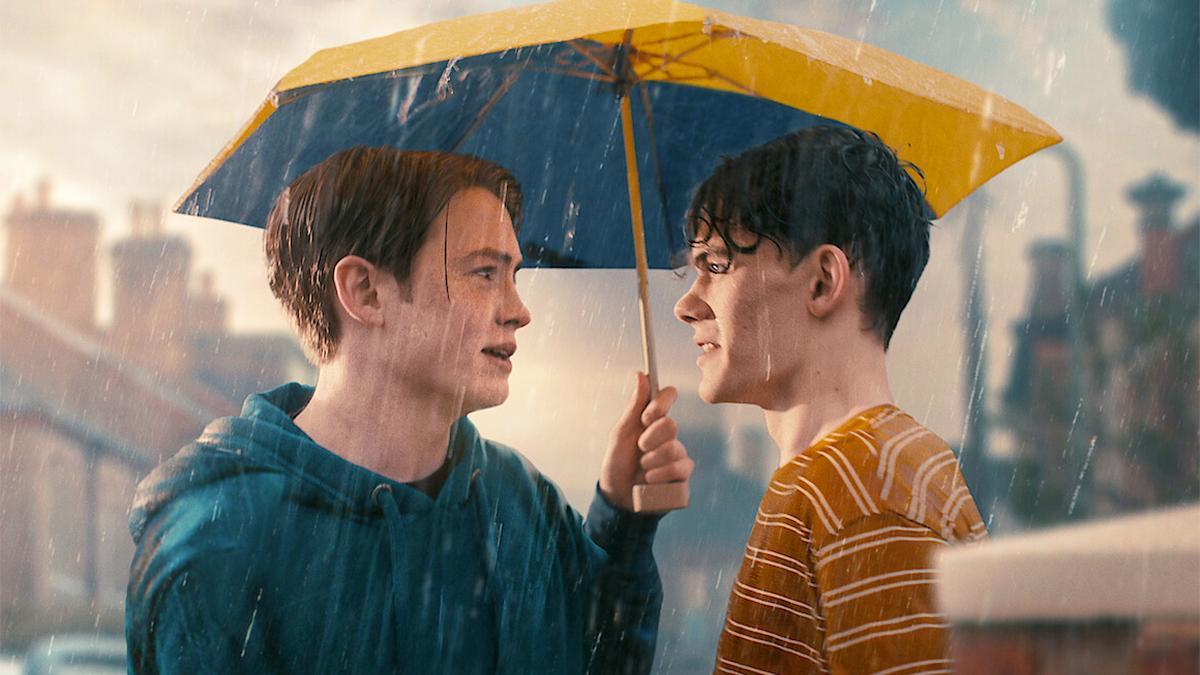 Nick y Charlie bajo la lluvia en Heartstopper