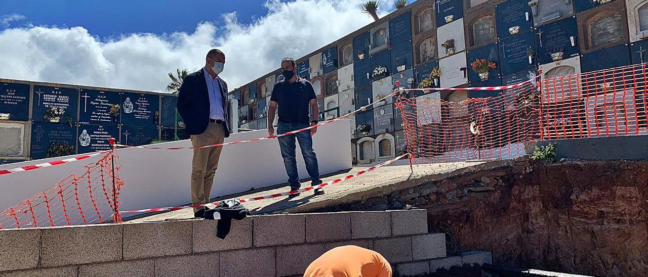 El alcalde de Guía, Pedro Rodríguez, y el concejal de Obras, Aniceto Aguiar, en la visita al cementerio de La Atalaya. | | LP/DLP