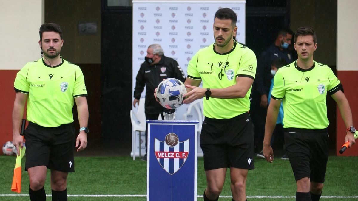 Expósito Jaramillo, en el centro de la imagen, antes de arbitrar un encuentro en Segunda Federación.