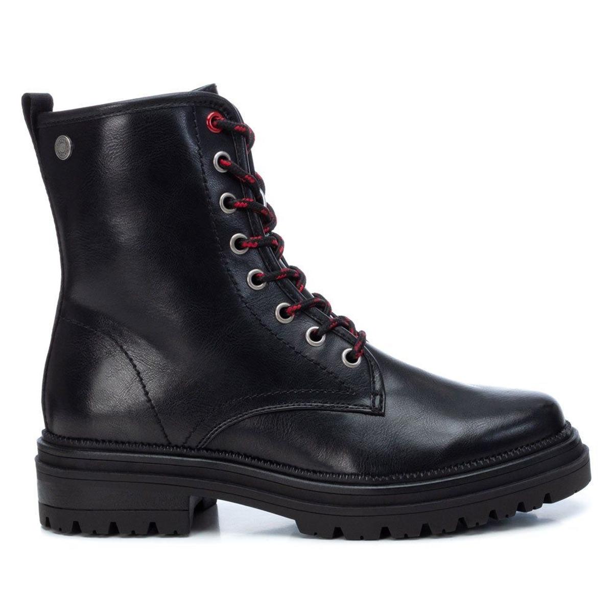 Botines negros con cordones de Refresh. (Precio: 49, 95 euros)