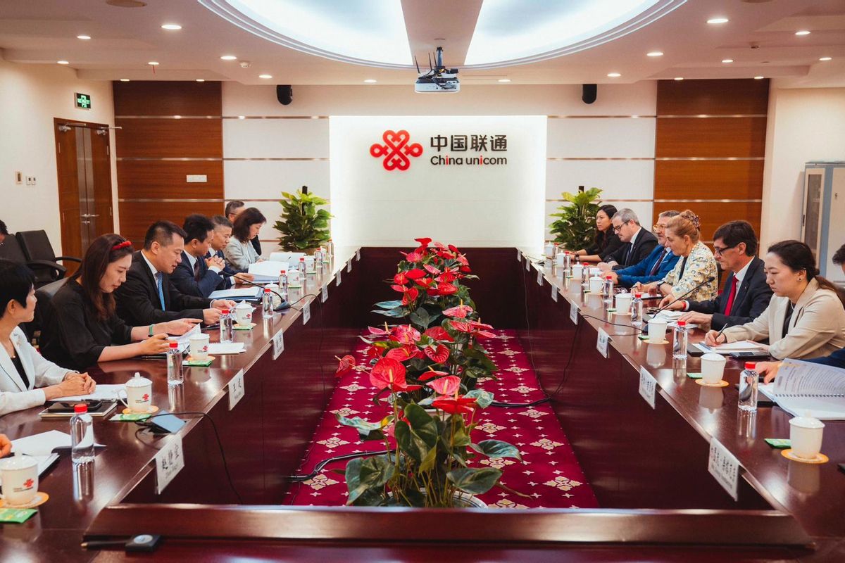 El president de la Generalitat, Salvador Illa, reunido con representantes de la empresa de telecomunicaciones China Unicom.