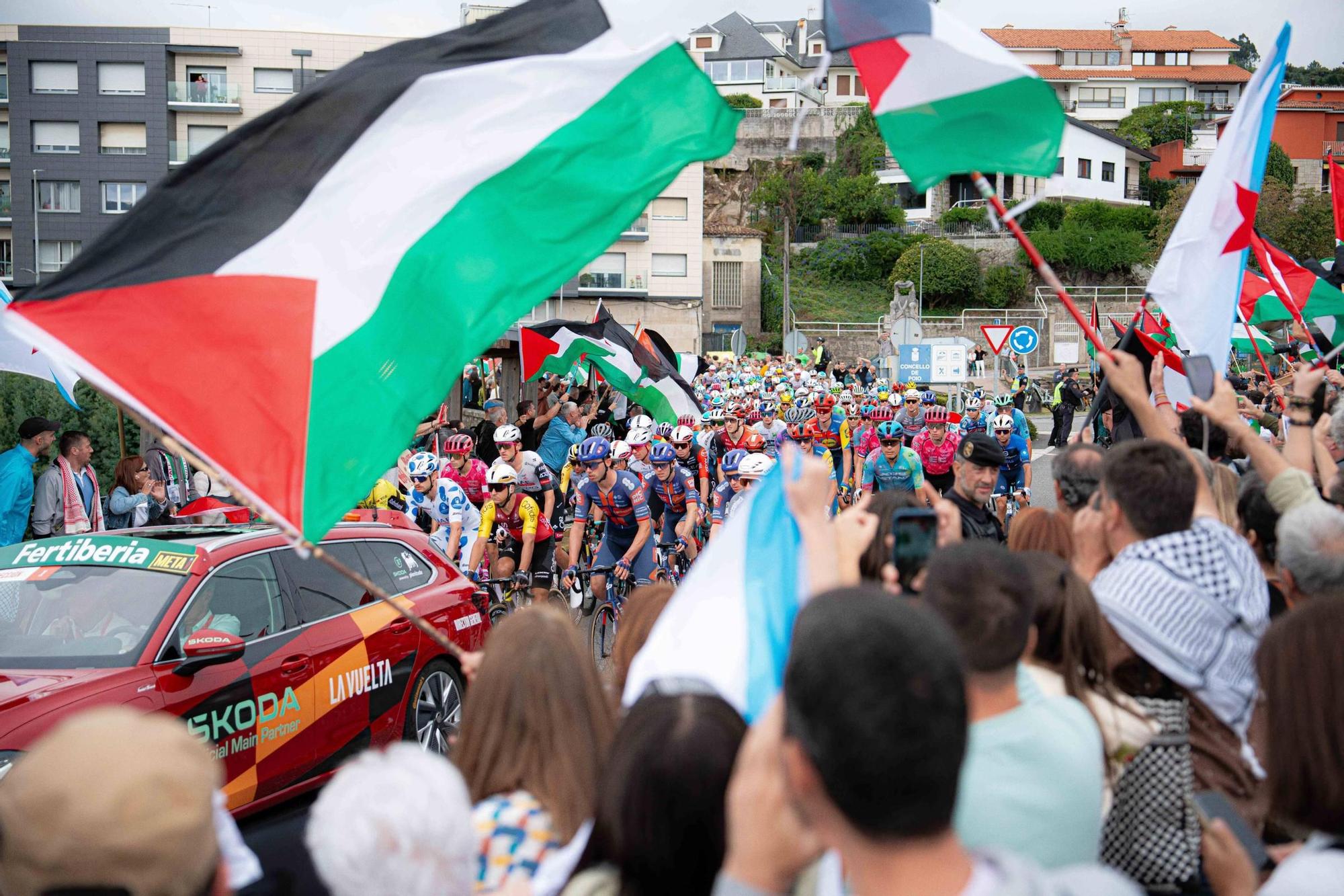 Concentraciones contra el equipo de Israel por el genocidio en Gaza durante el paso de La Vuelta por Pontevedra