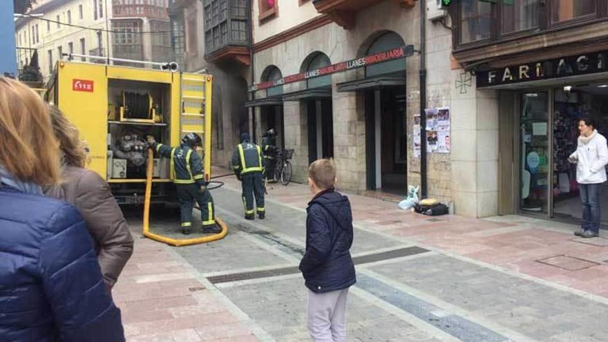 Los Bomberos del SEPA durante la extinción.