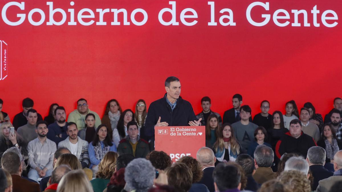 El secretario general del PSOE y presidente del Gobierno, Pedro Sánchez, durante un acto de precampaña en apoyo al actual alcalde de Sevilla y candidato a los próximos comicios municipales, Antonio Muñoz,  en Sevilla.