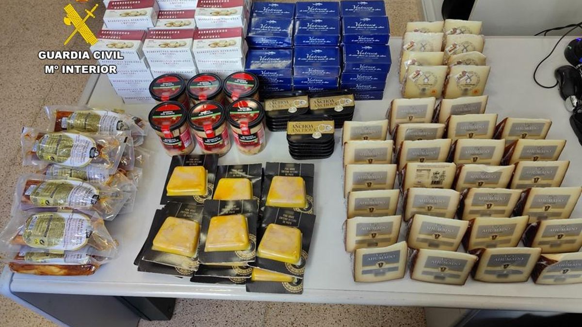 Algunos de los productos intervenidos a los dos detenidos en Calp.