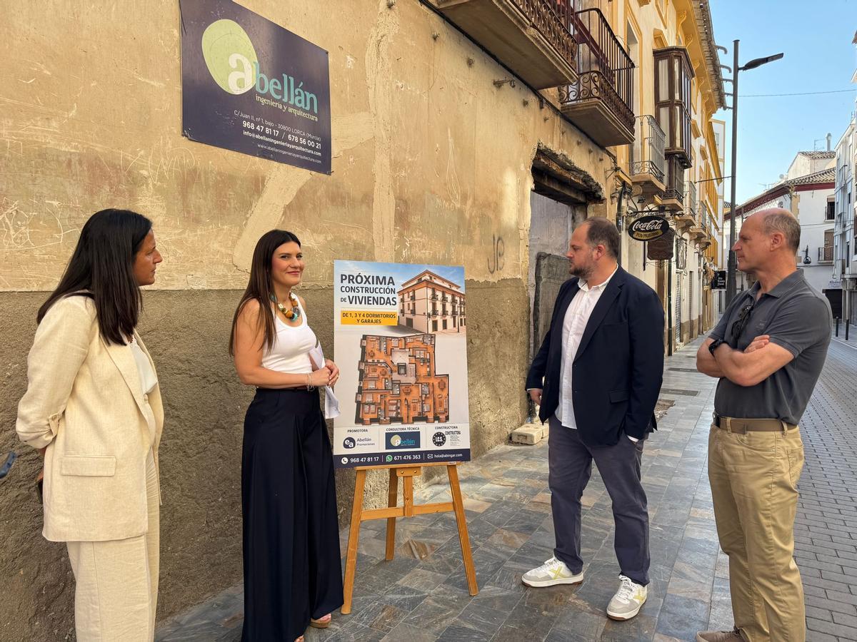 Hernández, junto al cartel de la nueva promoción de viviendas