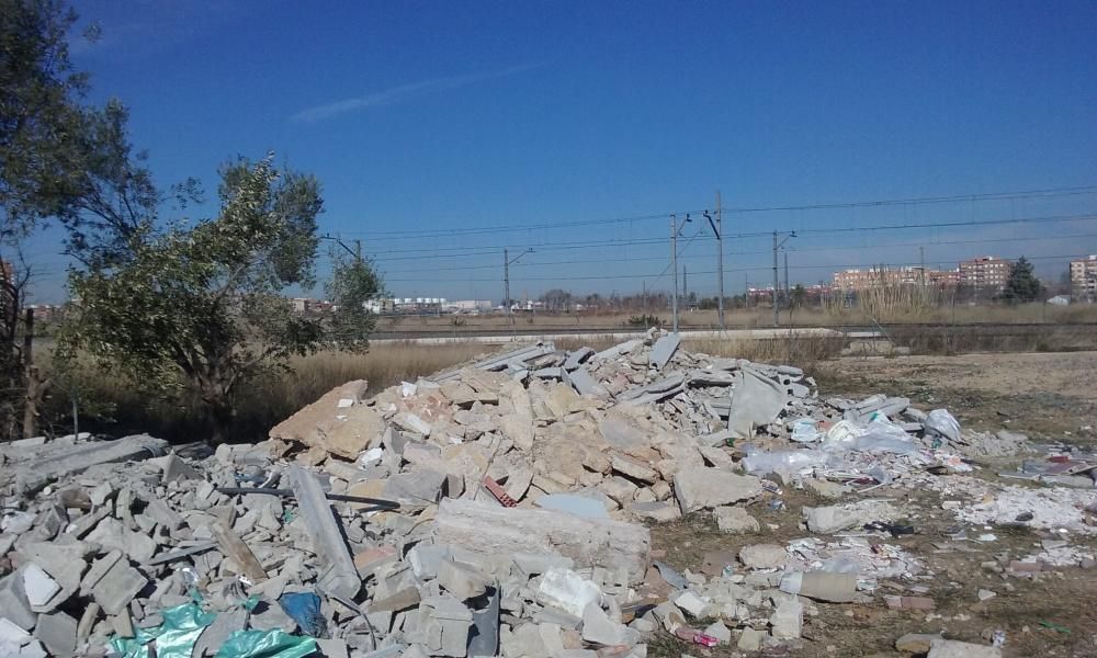 El ayuntamiento limpia 1.000 toneladas de vertidos incontrolados en Malilla y la Font de Sant Lluís