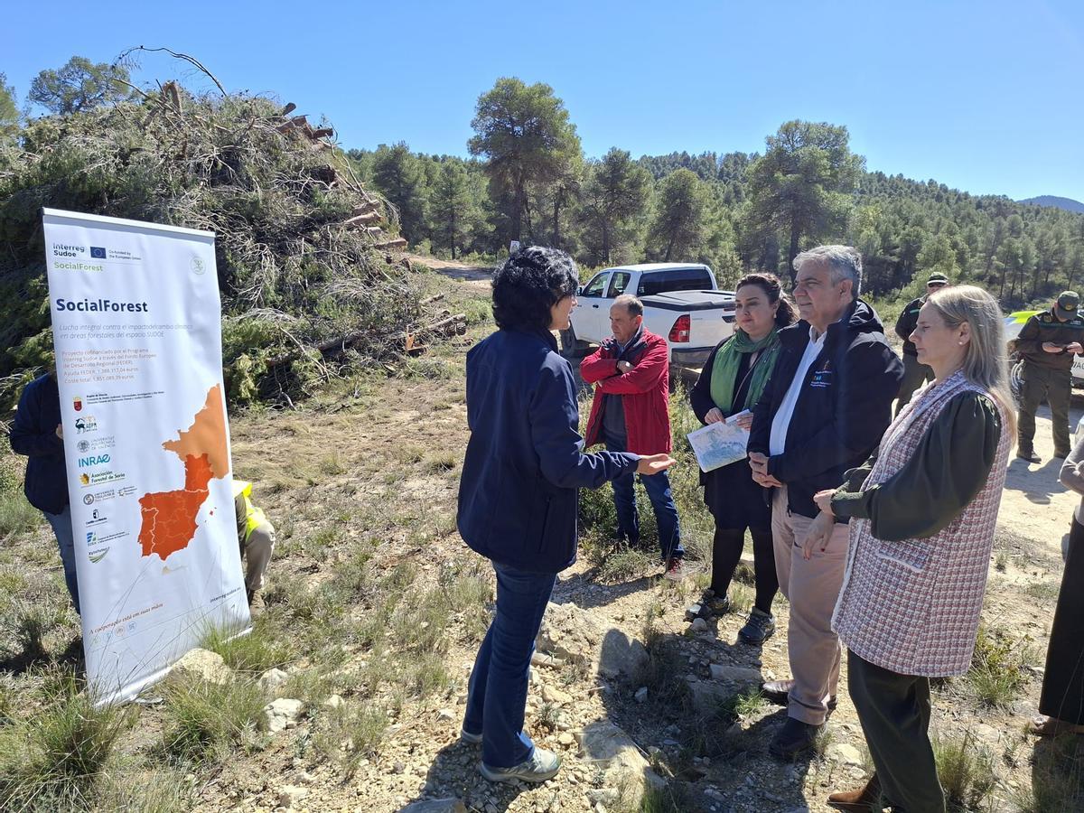 El consejero Juan María Vázquez junto a la alcaldesa de Cehegín, Alicia del Amor, en el monte Coto Real.