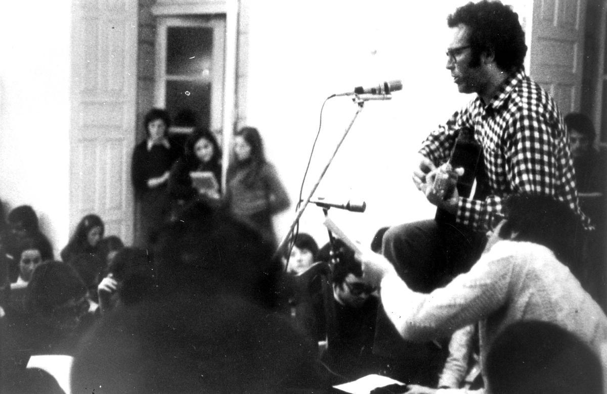 El cantante José Afonso, en Santiago el 13 de marzo de 1973