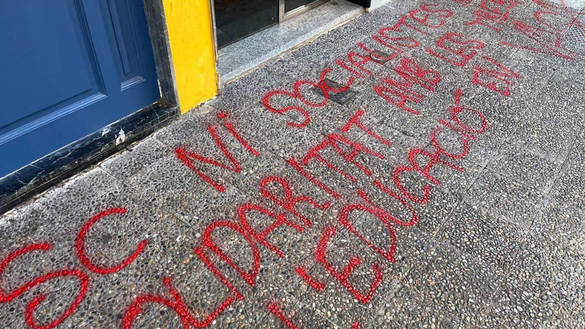 La pintada davant la seu del PSC de Girona.