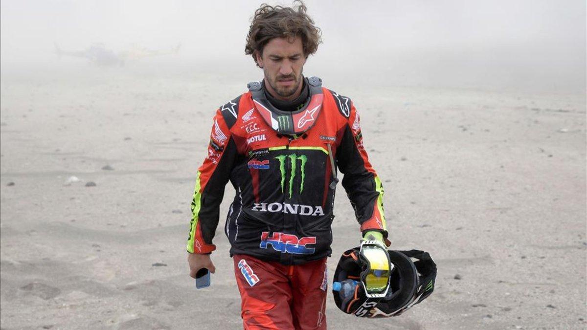 Joan Barreda camina por las dunas tras su abandono, camino del helicóptero