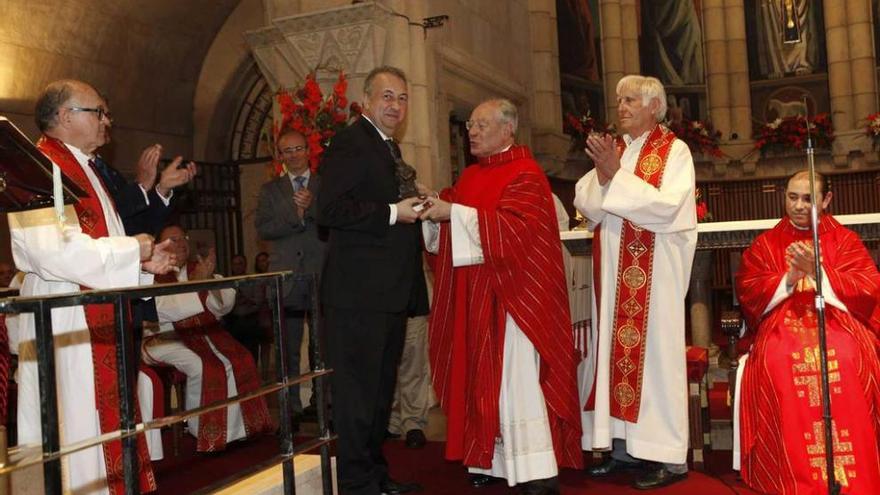 José Manuel Guerrero, director del colegio de la Inmaculada, en el centro, recibe la distinción de Gómez Cuesta.