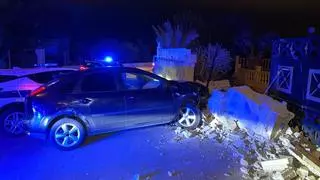 Una persecución policial a 140 kilómetros por hora en San Vicente acaba con un coche estampado en un muro de piedra