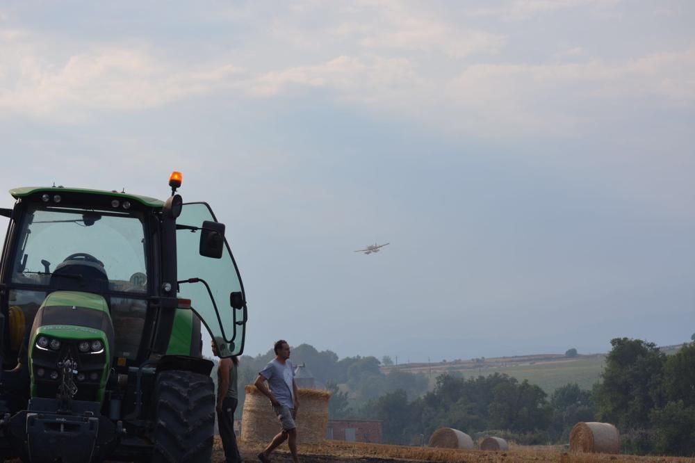 Els Bombers apaguen un foc a Vilademuls