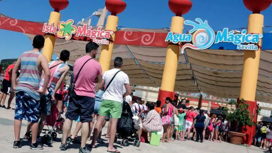 Facua denuncia a Isla Mágica por no permitir la entrada de comida en el parque temático: "Es ilegal"